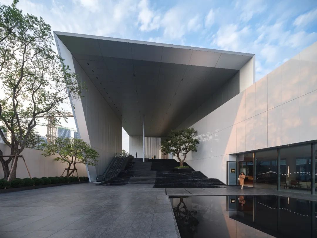 公園中的美術(shù)館：超白玻璃+鋁板的外立面設(shè)計(jì)，簡(jiǎn)潔的美感。